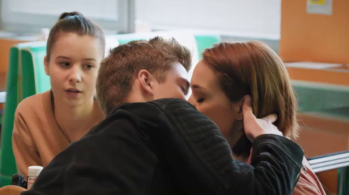 Nový život - Tomáš bozkáva Martinu